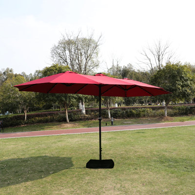 Grand parasol d'extérieur 15 pi x 9 pi - rouge avec auvent rectangulaire double et base. Abat-jour supplémentaire pour la piscine, la cour arrière. Résistant aux intempéries, fabrication en acier, manivelle facile, évent dans le jardin, plage.