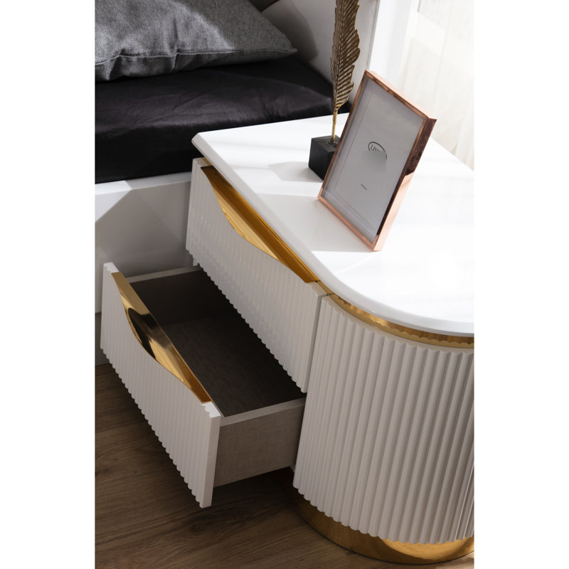 2 tables de chevet blanches avec poignées dorées pour une mise à niveau de la chambre à coucher