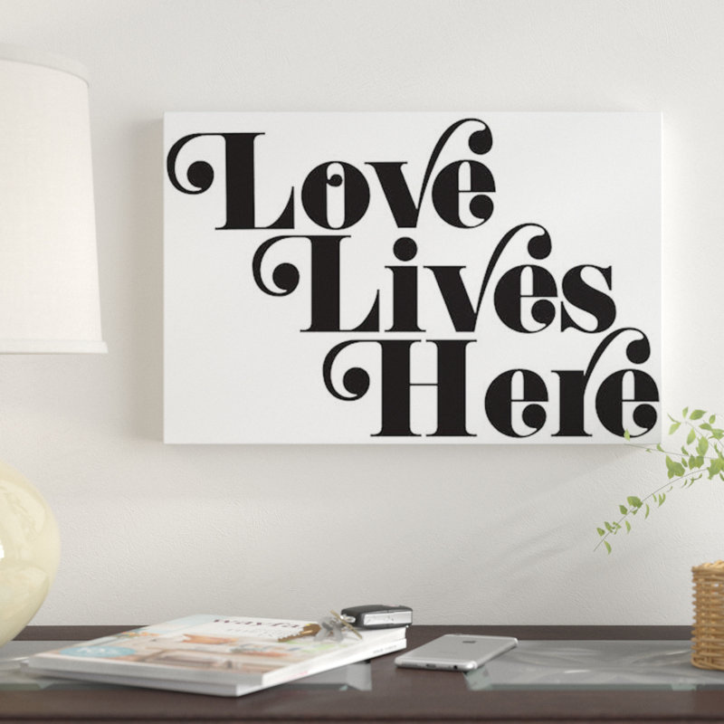 « love lives here », art textuel sur toile, H 40 po x l 60 po x P 1,5 po, Toile tendue, Pas de tapis