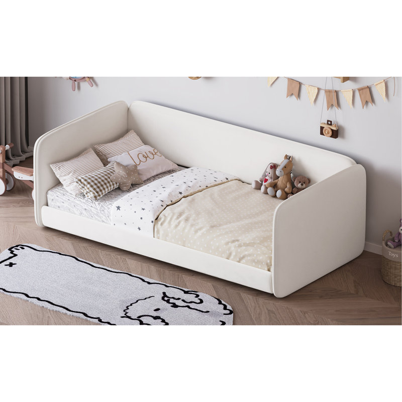 Lit simple au sol avec tête de lit et accoudoirs rembourrés, structure de lit en velours au design doux et sécuritaire, lit plateforme à profil bas avec côtés de protection, beige