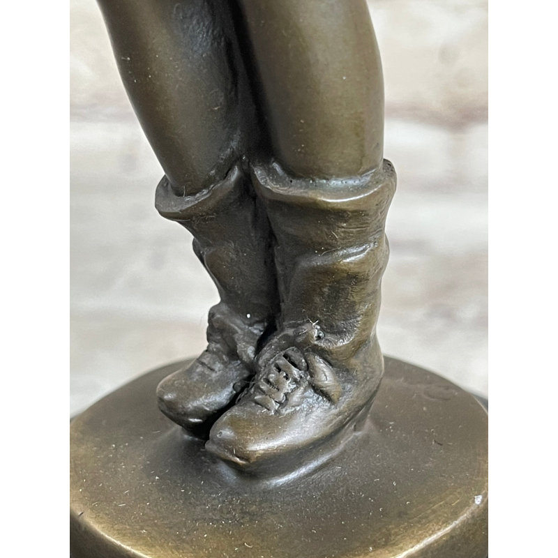 Figurine enfant garçon jouant de l’accordéon en bronze