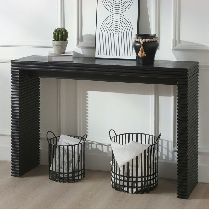 Console moderne noire avec motif nervuré
