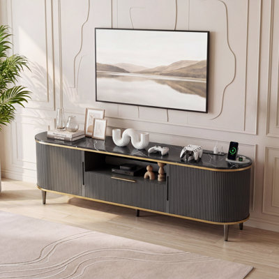 Meuble télé 70 po avec plateau en faux marbre et prise de courant. Console à bord courbé pour téléviseur de 80 po ou moins, tablettes réglables. Meuble audio-vidéo noir pour salon