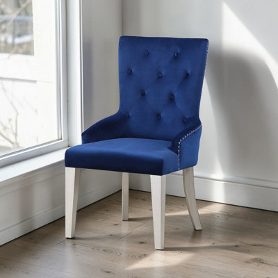Chaise d'appoint Parson à haut dossier Varian Ii, chaise de salle à manger rembourrée en tissu bleu avec garniture cloutée, dossier capitonné, accoudoirs bas inclinés et pieds fuselés en bois au fini platine antique