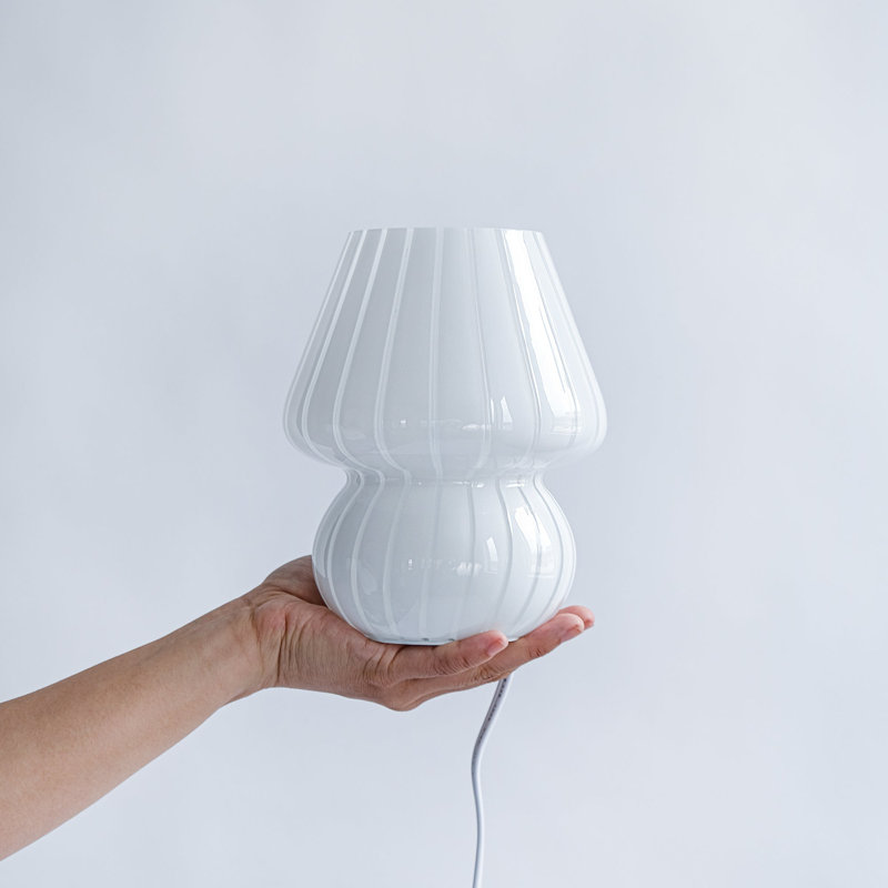 Mini lampe de table en verre à rayures verticales blanches