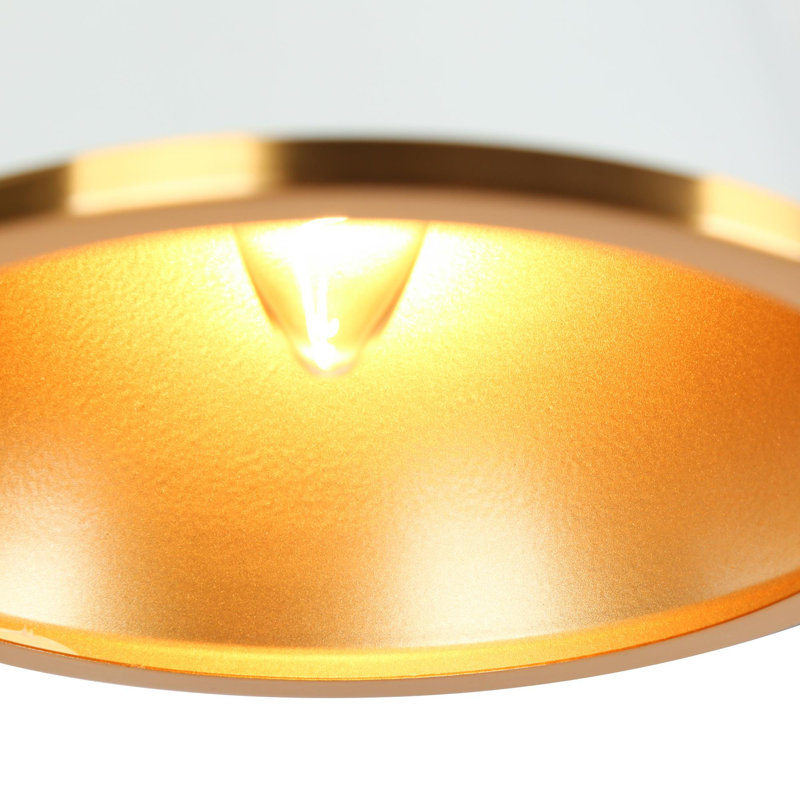 Suspension moderne à 5 lumières Kennesaw, à intensité variable, avec cône linéaire blanc et or, idéale pour îlot de cuisine.