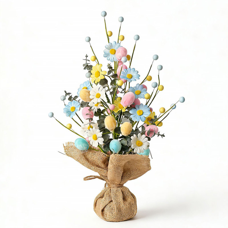 Oeufs de Pâques, plantes en pot, décorations des Fêtes