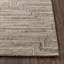 Tapis d'intérieur en mélange de laine à motif géométrique moderne taupe Bove-129907706