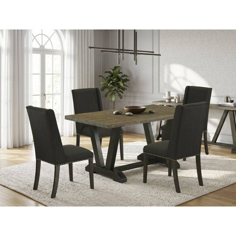 Cet ensemble de salle à manger 5 pièces comprend une table de cuisine Jacobean patinée et 4 chaises Parson en tissu noir à haut dossier - Finition noire brossée