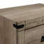 Grande table de chevet contemporaine à deux tiroirs, en bois massif avec une finition en mélamine rustique, idéale pour le rangement et le style de la chambre à coucher.