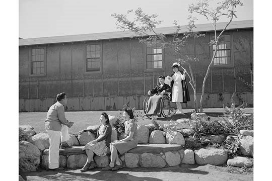 Infirmière Aiko Hamaguchi et patient Tom Kano par Ansel Adams - reproduction de photo, 24 po x 36 po