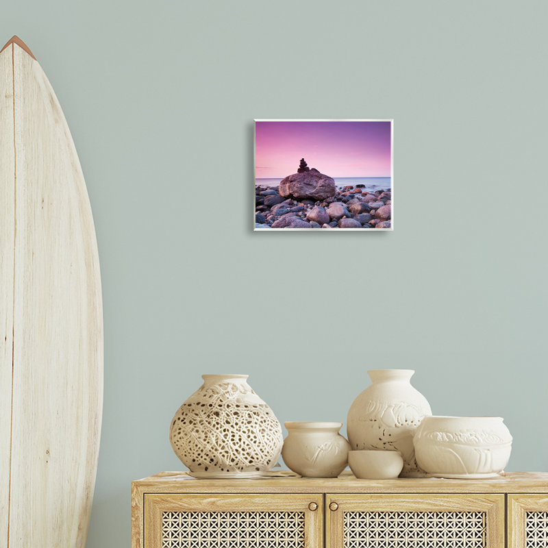 "Stacked Rocks on Shore", art mural par Incado