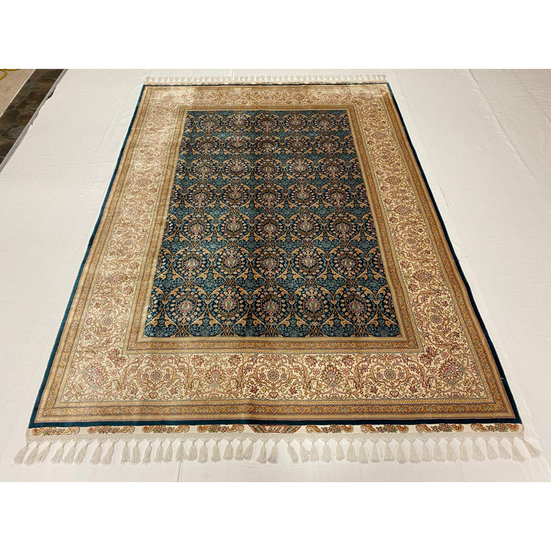 Tapis floral en soie fabriqué à la main 5 pi 7 po x 7 pi 9 po One-of-a-Kind
