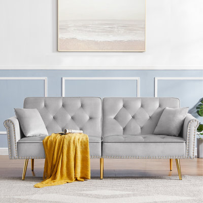 Lit en velours gris avec revêtement et coussins confortables