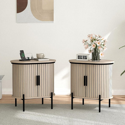 Table de chevet ronde avec ensemble de 2, table d'appoint cannelée avec station de charge, table de chevet moderne avec rangement Mid-Century (chêne)