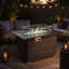 Table de foyer au propane de 44 pouces avec 50 000 BTU, dessus en céramique et base en osier pour terrasse et jardin.