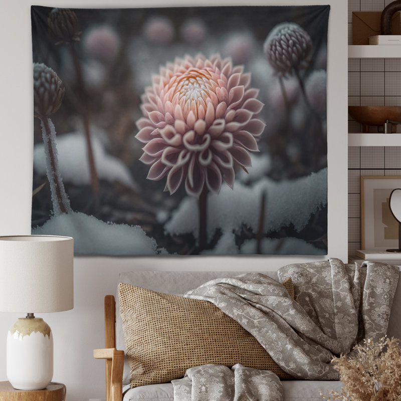 Tapisserie en polyester avec fleur de dahlia rose en hiver II, H 32 po x l 39 po