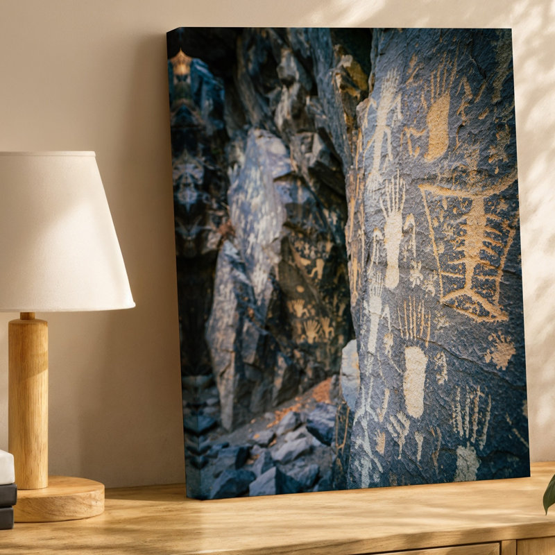 Toile, mur de grotte robuste mettant en vedette des textures et des motifs complexes de roches illuminées par une douce lumière naturelle diffuse