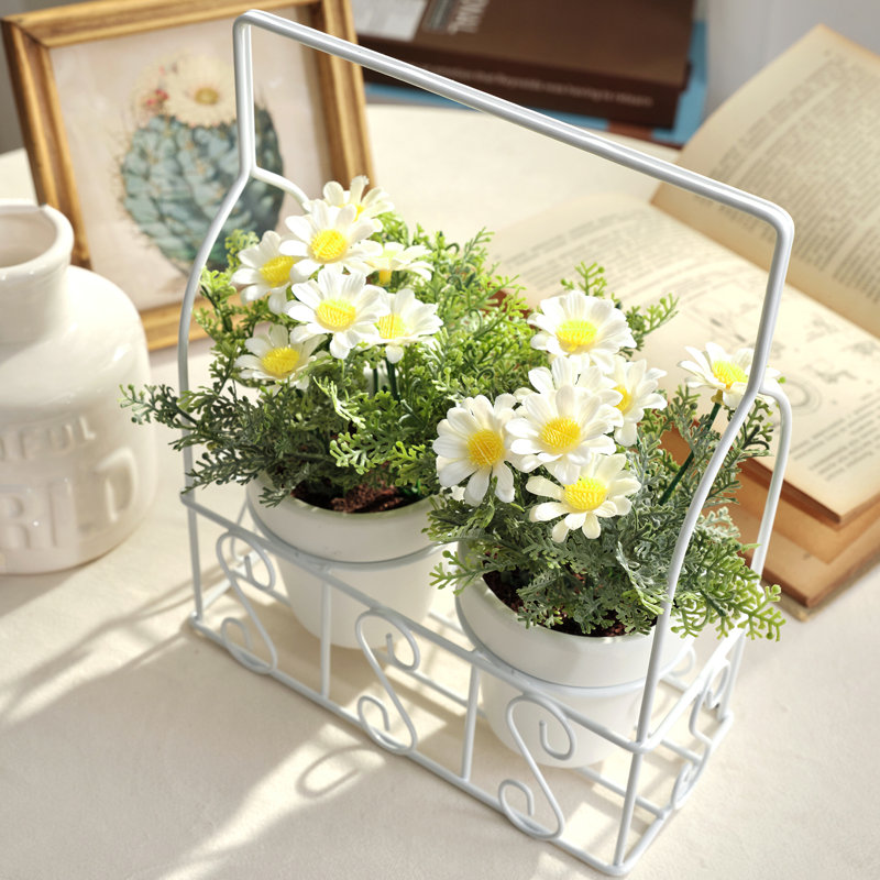 9.1'' Faux Daisy in Ceramic Pot
