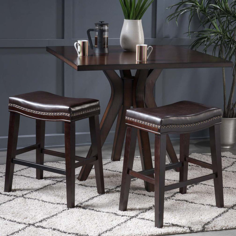 Tabouret de bar rembourré en polyuréthane avec garniture cloutée