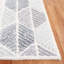 Tapis gris / ivoire en coton et viscose en laine et coton touffetés à la main Reaksmey-1709733499