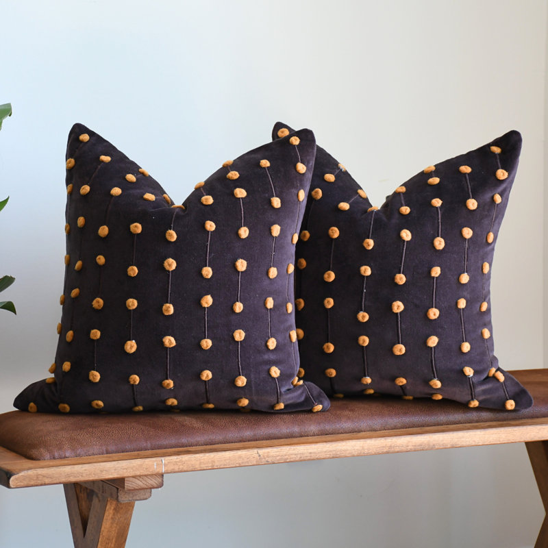 Ensemble de 2 housses de coussin en velours brodé brun chocolat avec pompons