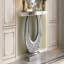 Console à miroir de 45 pouces avec losanges concassés incrustés dans la rainure du miroir, canapé en forme de O glam derrière la table, bureau d'entrée en verre argenté moderne pour le couloir du salon, bureau de la console de luxe