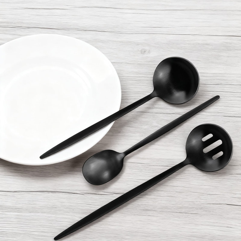 Ensemble d'ustensiles de service moderne noir mat, couverts 5 pièces en acier inoxydable avec finition satinée, cuillères et fourchettes de service rondes allant au lave-vaisselle