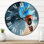 Horloge murale en forme de montgolfière bleue dans la nuit étoilée