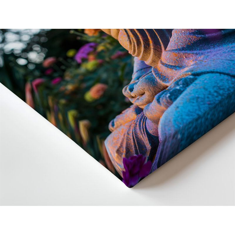 Toile, statue de Bouddha sereine avec détails complexes et surface d'art texturée partiellement recouverte de teintes vibrantes de bleu mauve