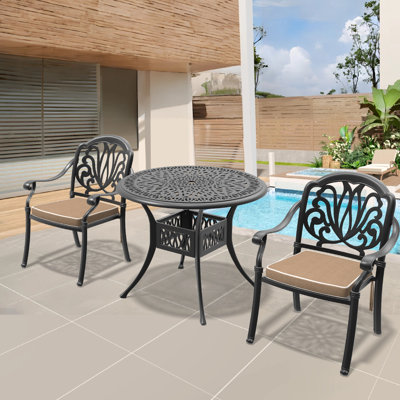 Ensemble de salle à manger d'extérieur rond 3 pièces de 90 cm (35,43 po) avec trou pour parasol, 2 chaises empilables, coussins bruns