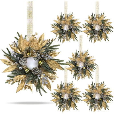 Lot de 6 couronnes de Noël de 23 cm (9 pouces) pour armoire de cuisine, en pin artificiel et cèdre, ornées de boules de Noël, de branches dorées et de baies argentées. Décoration idéale pour la porte d'entrée, le jardin ou une maison de campagne pour Noël et l'hiver.