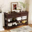 Console rétro avec deux tablettes ouvertes, table d'appoint et table de canapé derrière