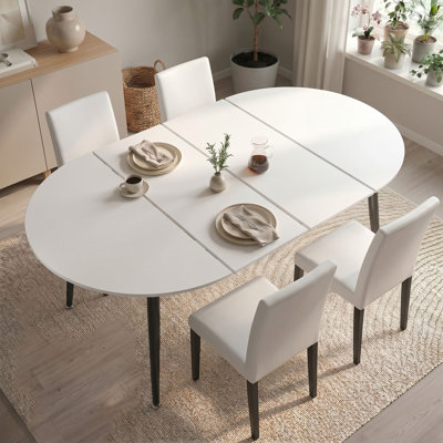 Ensemble de table et de chaises de salle à manger rondes extensibles pour 4 personnes, plateau en MDF blanc et pieds en métal noir, 4 chaises rembourrées en PU, style milieu du siècle.