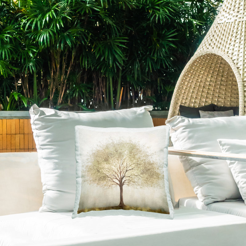 Coussin d'extérieur imprimé arbre solitaire imminent, design par Irena Orlov