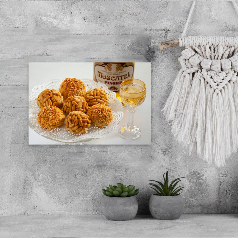 Assiette de panellets avec un muscat, art mural pin traditionnel de Barcelone, Catalogne, Espagne, H 12 po x l 18 po
