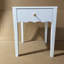 Table de chevet avec tiroir, table de chevet moderne avec tablier ondulé, table de bout compacte pour le salon de la chambre à coucher, petite table d'appoint avec rangement