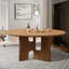 La table basse ronde en placage de frêne a une texture rustique et convient à un petit salon.