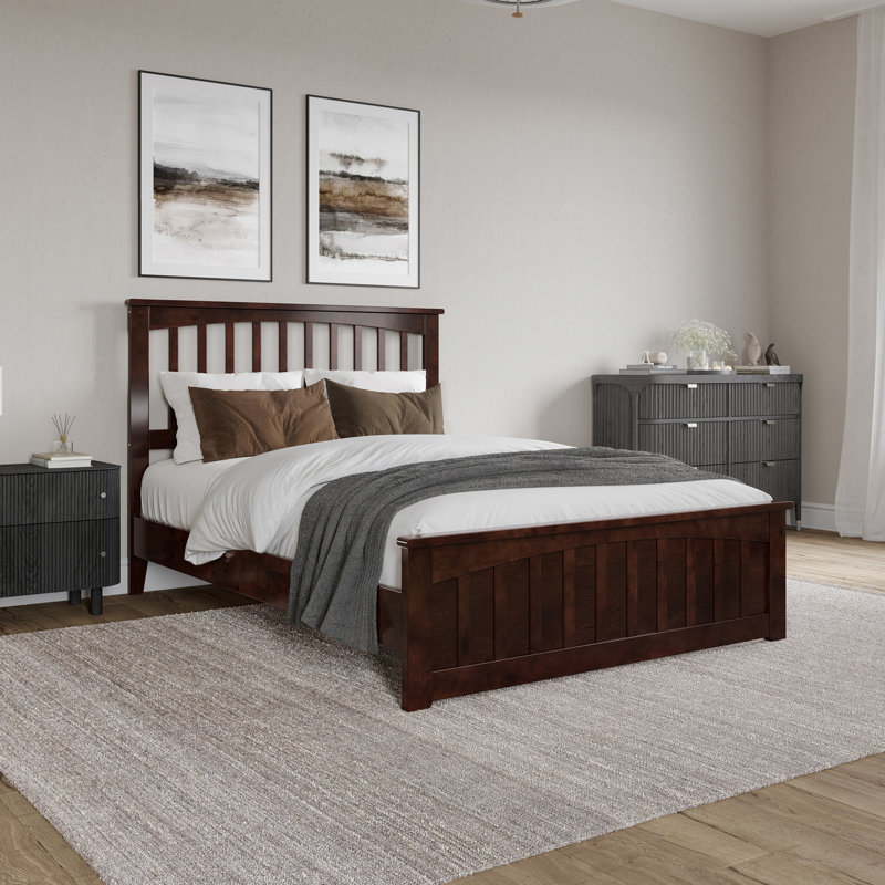 Lit plateforme en bois massif avec pied de lit assorti Aritra, Noyer, Double