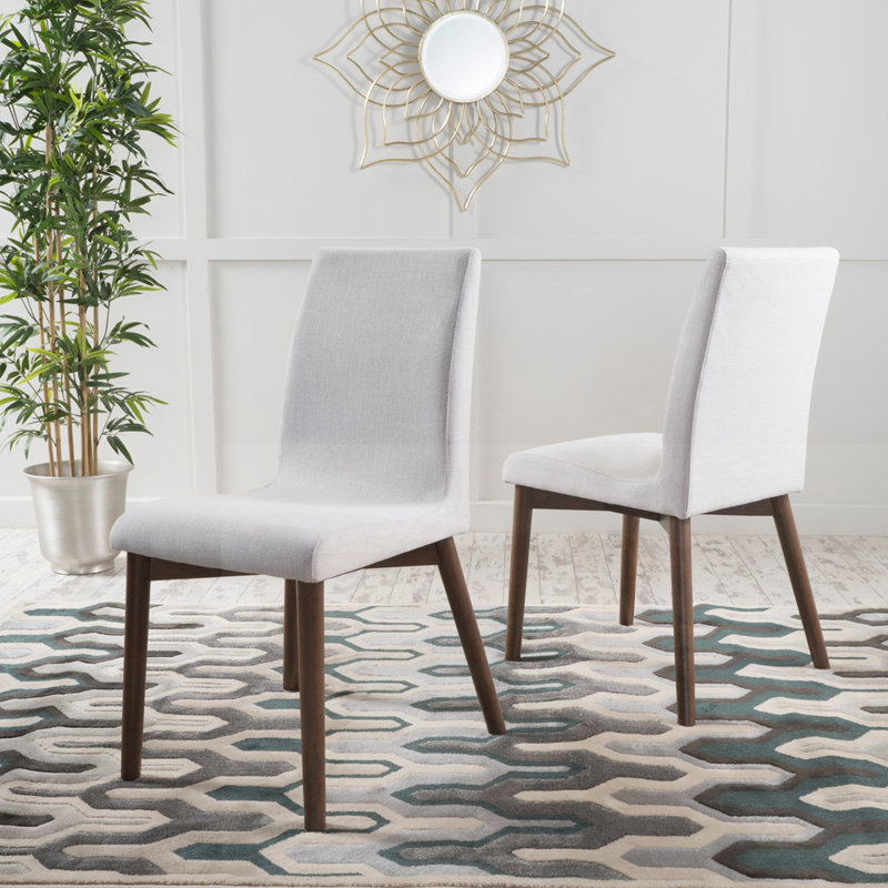 Élégante chaise de salle à manger avec rembourrage confortable et structure durable, parfaite pour les salles à manger modernes et traditionnelles.