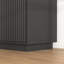 Meuble télé noir à 4 portes cannelées avec prise électrique, 3 rangements réglables en panneaux de particules, multifonctionnel pour les espaces multimédias familiaux, design ondulé sans poignées, meuble de rangement pour loisirs