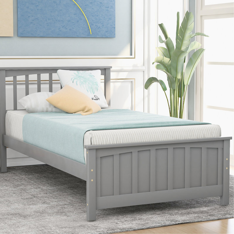 Lit plateforme gris confortable avec base en bois et lattes de soutien supplémentaires