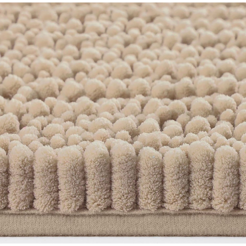 Grand tapis de salle de bain beige et moelleux en chenille