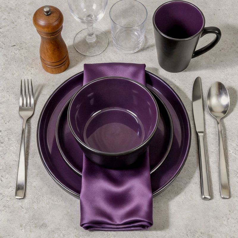 Service de table 8 pièces en grès ColorCore de HomeVSS, intérieur violet lustré et extérieur noir mat, pour 2 personnes.