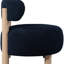 Fauteuil d'appoint bleu contemporain avec dossier texturé, patins en plastique et profil bas. Coussin en mousse bouclée et patins de sol pour la décoration intérieure.