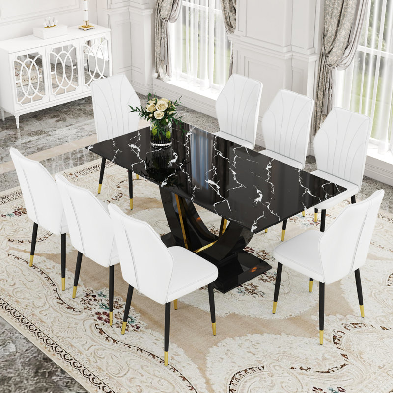  Ensemble de salle à manger en verre trempé à motif de marbre - 71 po x 35,4 po avec 8 chaises en polyuréthane avec un dossier élargi.