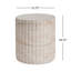 Table d'appoint légère en béton, large de 40 cm, idéale pour poser des objets à l'intérieur comme à l'extérieur. Design élégant, dimensions et tons neutres.