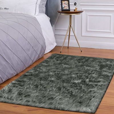 Tapis gris foncé en simili peau de mouton Chevi