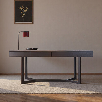 Bureau d'étude à domicile avec table d'ordinateur simple