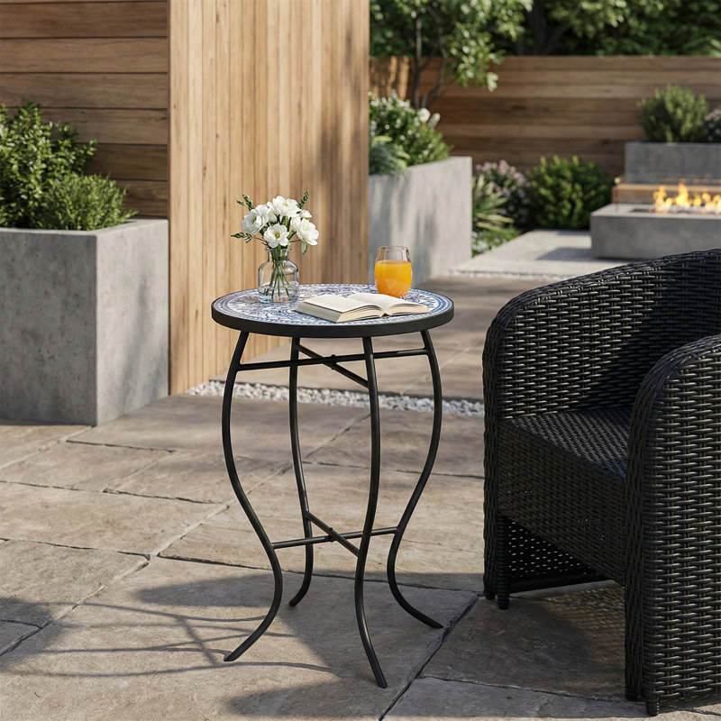 Table d'appoint d'extérieur ronde avec plateau de style mosaïque et pieds courbés en fer